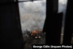Sintești, 9 aprilie 2021. La o intervenție a Gărzii de Mediu, comisarii au descoperit mai multe focuri precum acesta în care erau arse deșeuri.