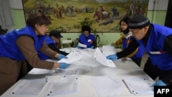 Ручной подсчет бюллетеней по итогам голосования на парламентских выборах в Кыргызстане, 28 ноября 2021 г.