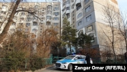 Девятиэтажка в Алматы, рядом с которой были обнаружены тела женщины и двух ее детей. Один ребенок умер в карете неотложки