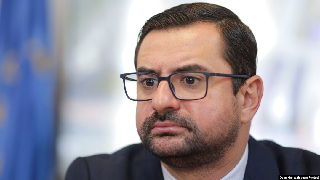 Noul ministru PSD al Agriculturii, Adrian Chesnoiu, a fost ofițer al serviciului secret al MAI, creat pe baza și cu resursele umane ale fostei poliții politice a regimului comunist. 