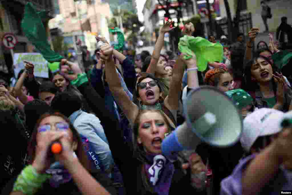 Kolumbia fővárosában is utcára vonultak az emberek. Követelték, hogy az abortusz ne szerepeljen a büntető törvénykönyvben. A kérdésben ezen a héten születhet döntés, amellyel Kolumbia lehet az első dél-amerikai ország, ahol legalizálják az abortuszt