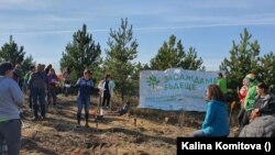  Рая Убенова приветства доброволците, пристигнали да оказват помощ за залесяването. 