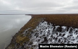 Topirea permafrostului din nordul Rusiei poate elibera cantități enorme de carbon în atmosferă și poate facilita incendiile de vegetație, dar poate dezgropa și boli precum antraxul.