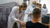 Një nxënës i shkollës së mesme Xhevdet Doda duke u vaksinuar kundër koronavirusit. Prishtinë, 24 nëntor 2021. 
