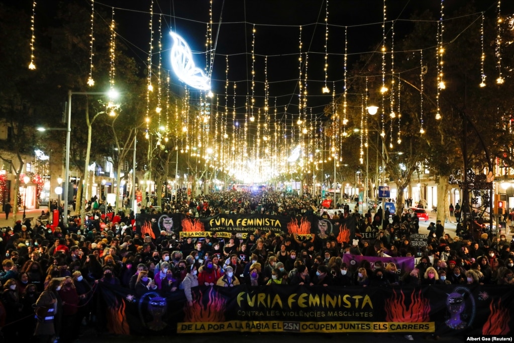 Demonstruesit duke marrë pjesë në një protestë, në Barcelonë, Spanjë.