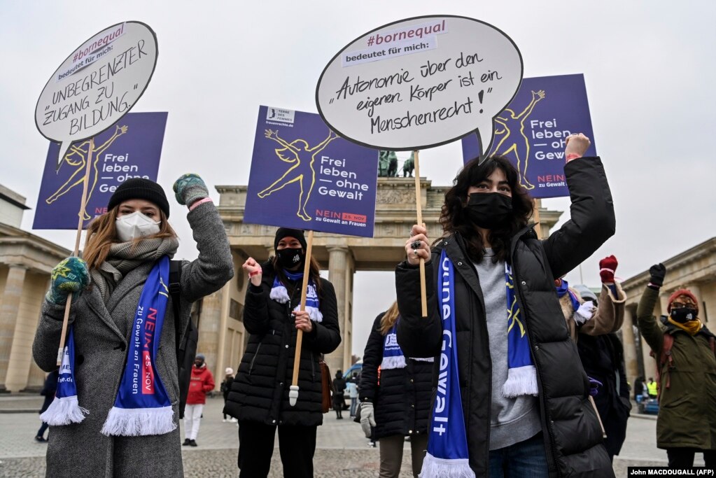 Një protestuese duke mbajtur një shenjë me mbishkrimin "autonomia mbi trupin tënd është e drejtë e njeriut", gjatë një demonstrate para Portës së Brandenburgut, në Berlin, Gjermani.