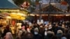 Ljudi sa obaveznim maskama na licu na božićnom marketu u Frankfurtu 22. novembar 2021. 