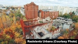 A Rezistenta Urbana képe a Moara lui Assanról, egy történelmi, 19. századi bukaresti malom- és gyárkomplexumról.