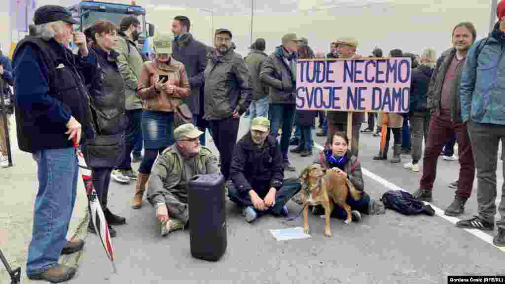 СРБИЈА - Денеска во Макишко поле во Белград започна изградбата на депо за идното метро. На местото на изградбата се собраа екологисти и лидери на неколку опозициски партии, кои се противат на планот за изградба на метро во Белград, оти на тоа место е најголемиот извор на вода во Белград.