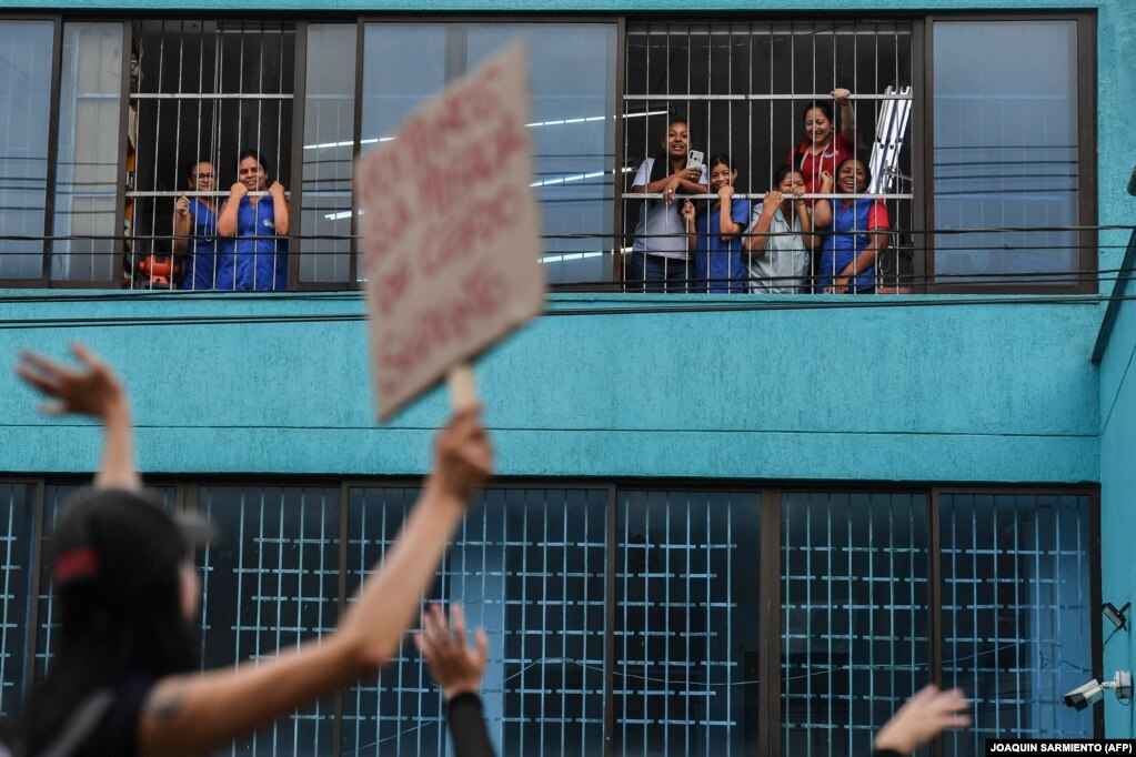 Gratë duke demonstruar në Medellin, Kolumbi.