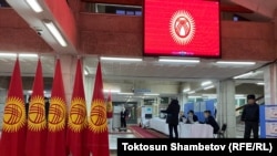Бишкектеги шайлоо тилкелеринин биринен тартылган сүрөт. 