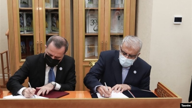 جواد اوجی (راست) وزیر نفت ایران و جیهون بایراموف وزیر خارجه اذربایجان در حال امضای قرارداد سواپ گاز ترکمنستان