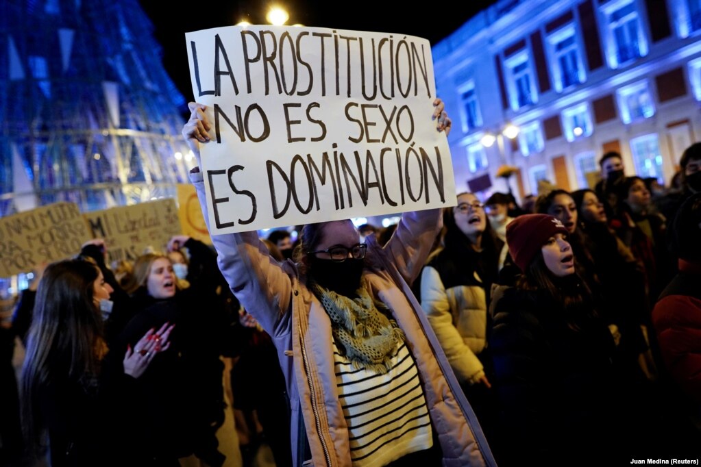 Një person duke mbajtur një banderolë me mbishkrimin "Prostitucioni nuk është seks, është dominim", gjatë një proteste, në Madrid, Spanjë.