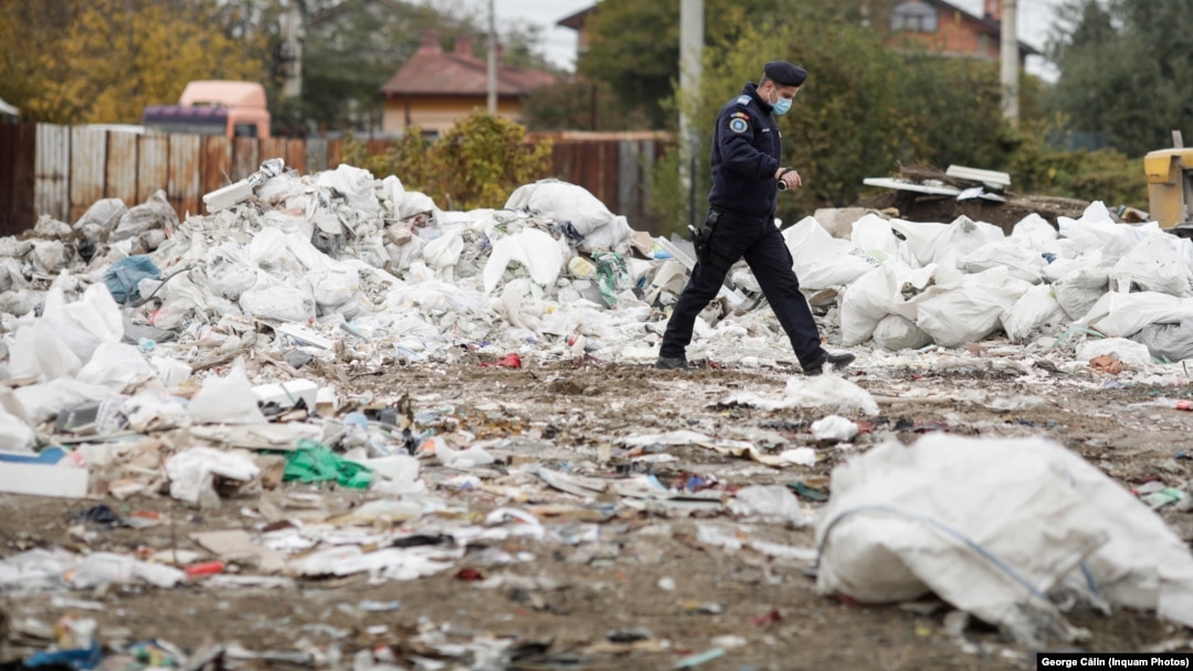 Fumul gunoaielor arse la Sintești ajunge până în zona centrală a Bucureștiului. Aici sunt arse deșeuri toxice, precum anvelope și cabluri electrice.