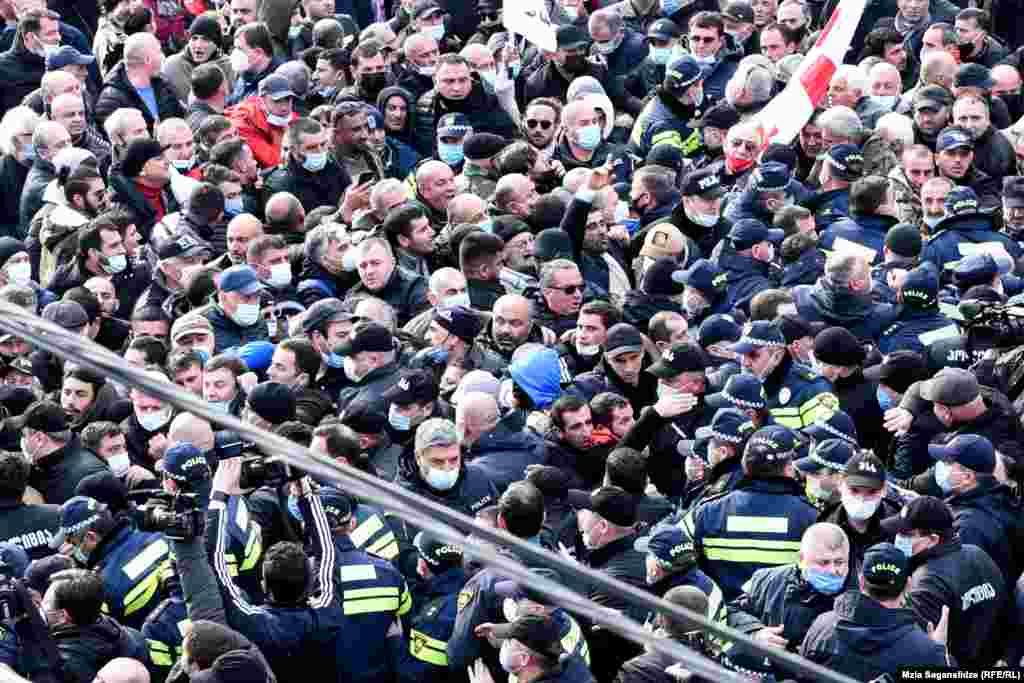 ГРУЗИЈА - Во градскиот суд во Тбилиси продолжи судењето на поранешниот грузиски претседател Михаил Саакашвили. Тој во Судот ја доведува во прашање валидноста на постапката, а надвор неговите приврзаници се судрија со полицијата.