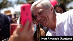 Хосе Антонио Каст сайлаушымен бірге селфиге түсіп тұр. 25 қазан, 2021 жыл.