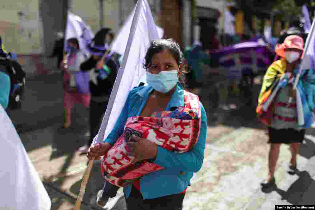 Një grua, me beben e saj, duke marrë pjesë në një protestë, në Guatemala Siti, Guatemalë.