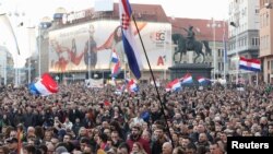 Sudionici antivakserskog prosvjeda u Zagrebu, 20. studenog 2021.
