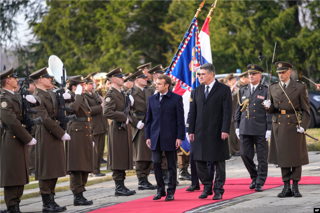 ХРВАТСКА / ФРАНЦИЈА - Францускиот претседател Емануел Макрон престојува во прва посета на Хрватска од нејзината независност. Во мај, со цел да ги модернизира своите воени воздухопловни сили, Хрватска најави купување на 12 авиони Рафал од францускиот производител Дасо Авиасион. Договорот е вреден околу милијарда евра, а тоа е најголемата нарачка на оружје на Хрватска од нејзината независност по распадот на поранешна Југославија, оценуваат француските медиуми.