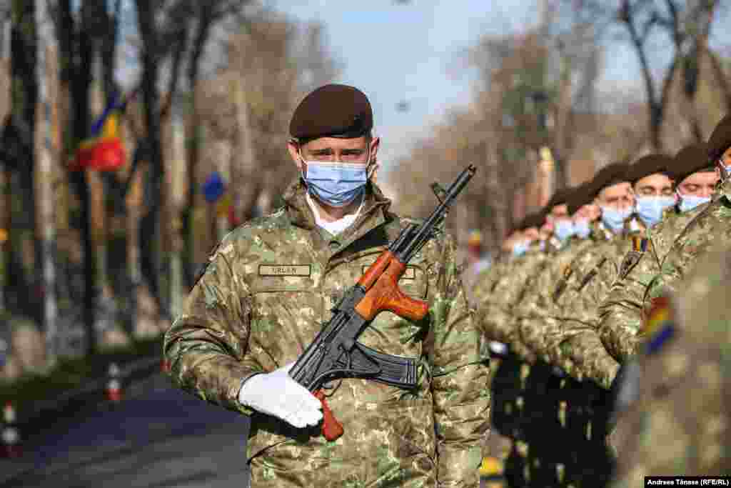 Militari participă la repetiția pentru parada militară organizată pe 1 decembrie, cu ocazia sărbătoririi Zilei Naționale a României, la Arcul de Triumf din București, 28 noiembrie.