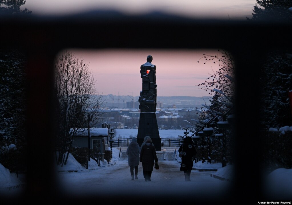 Qytetarët vendosin lule tek një monument në rajonin rus, Kemerovo më 26 nëntor duke ju shprehur nderime minatorëve dhe anëtarëve të ekipit të shpëtimit të cilët vdiqën në minierën e qymyrit, Listvyazhnaya.