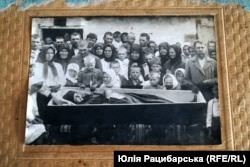 Похорон матері Павла Демченка. Він серед дітей третій зліва в нижньому ряду
