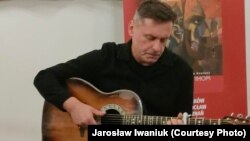 У прэзэнтацыйным туры аўтара суправаджае музыка Зьміцер Вайцюшкевіч
