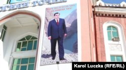 Портреты президента Эмомали Рахмона – непременная часть городского ландшафта в Таджикистане