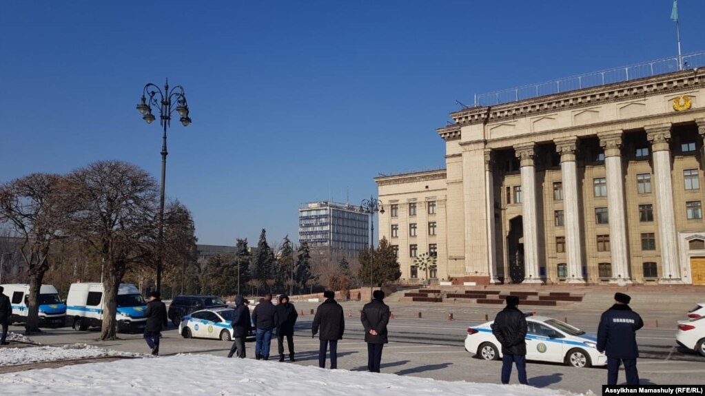 Полицейские на площади Астана 20 ноября 2021 года