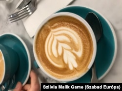 Latte-artos csoda Párizs 15. kerületének specialty kávézójában