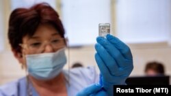 Kajári Gáborné asszisztens oltáshoz készíti elő a Moderna amerikai biotechnológiai cég koronavírus elleni vakcináját a békéscsabai Réthy Pál kórházban 2021. november 24-én