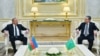 Azerbaýjanyň prezidenti Ylham Alyýew Türkmenistanyň Halk maslahatynyň başlygy Gurbanguly Berdimuhamedow bilen gürleşýär. Arhiw suraty