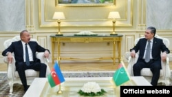 Azerbaýjanyň prezidenti Ylham Alyýew Türkmenistanyň Halk maslahatynyň başlygy Gurbanguly Berdimuhamedow bilen gürleşýär. Arhiw suraty
