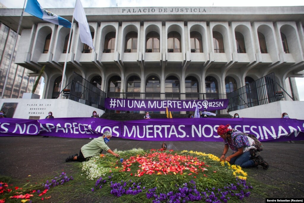 Dy gra duke vendosur lule sipas traditës majane, para Gjykatës Supreme të Drejtësisë, gjatë një proteste, në Guatemala Siti, Guatemalë.