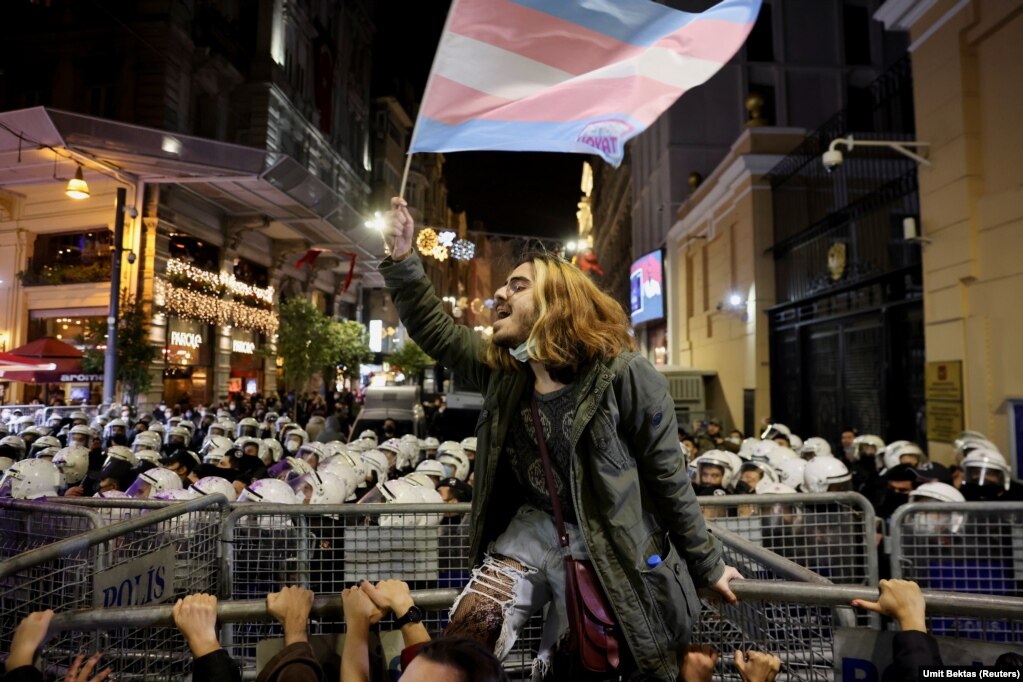 Një demonstrues duke valëvitur një flamur, gjatë një proteste, në Stamboll, Turqi.