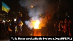 У Дніпрі, на Алеї героїв запалили вогонь у символічній діжці, схожій на ті, які допомагали зігрітися учасникам столичного Майдану взимку 2013-14 років. 21 листопада 2021 року