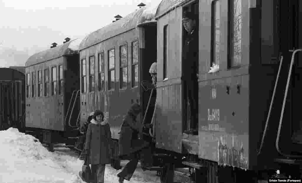 Bár akkor még nem tram-train néven, de működött egy hasonló vasútvonal Magyarországon Cegléd és Hantháza között, melyet 1909-ben létesítettek és 1968-ban szüntettek meg. A Cegléd központját keresztülszelő jármű&nbsp;biztonsági okokból csak 10&ndash;15&nbsp;km/órával haladhatott a város belterületén, sokak szerint ráadásul rombolta a városképet. A személyszállítást ezen a vonalon ma a vonatok helyett autóbuszok végzik