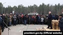Александр Лукашенко выступает перед мигрантами у пограничного перехода «Брузги» на границе с Польшей, 26 ноября 2021 года