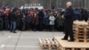 Аляксандар Лукашэнка размаўляе зь мігрантамі ў транспартна-лягістычным цэнтры пад Брузгамі, 26 лістапада 2021 году