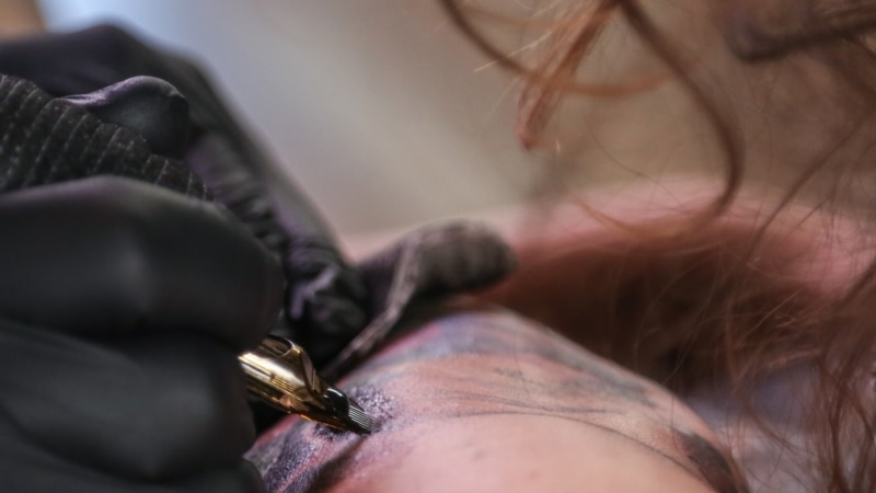 Тату-мастера в России приговорили к обязательным работам за татуировки