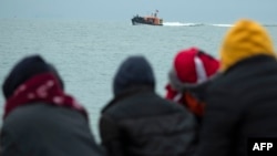 Най-малко 31 мигранти загинаха, след като малката им лодка се