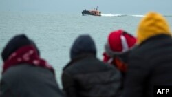 Най малко 31 мигранти загинаха след като малката им лодка се