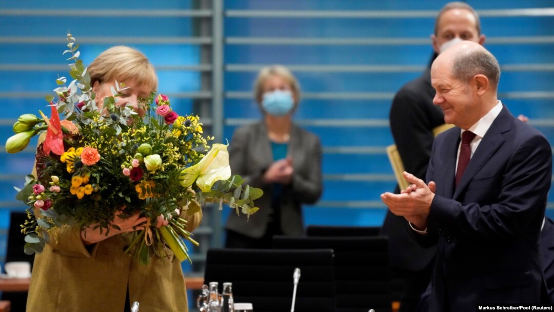 Olaf Scholz preia de la Angela Merkel un mandat greu, cu multe obiective care nu au fost îndeplinite de aceasta. Provocările Rusiei și Chinei la nivel global, dar și încălcările statului de drept din Polonia și Ungaria sunt printre cele mai importante provocări. 