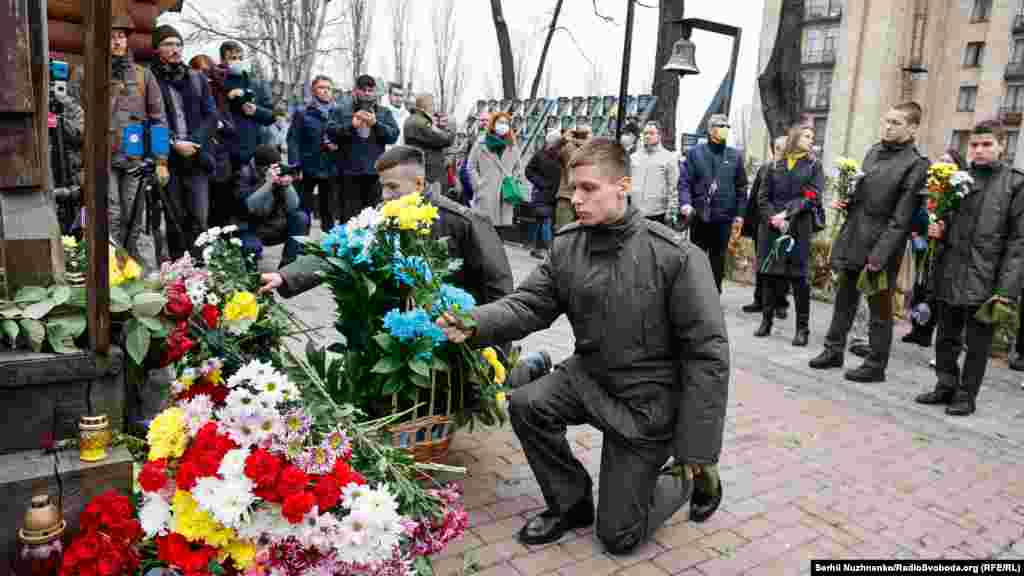 Курсанти покладають квіти до пам&#39;ятного Хреста, на алеї Героїв Небесної сотні.