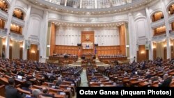 Senatul a votat o lege prin care pragul prejudiciului pentru ca fapta de abuz în serviciu ar fi fost infracțiune să fie de 250.000 de lei. Ulterior, liderii Coaliției de guvernare au promis că vor scădea acest prag.