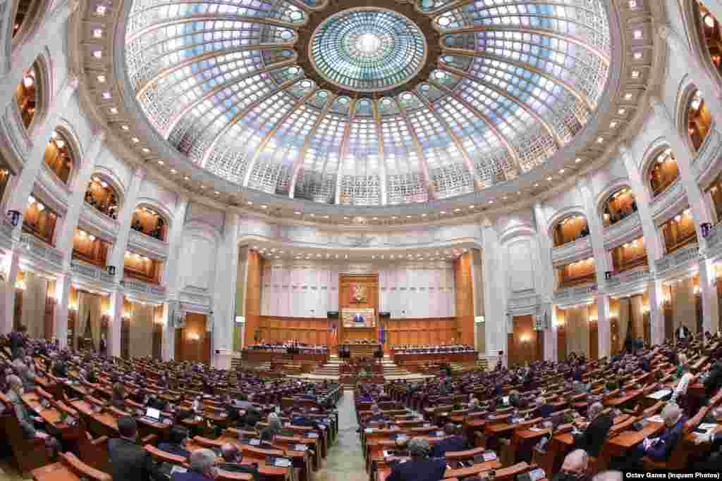 РОМАНИЈА - Романските пратеници денеска со големо мнозинство ја поддржаа новата коалициска влада на премиерот Николае Чиука, со што се стави крај на двомесечниот политички ќор-сокак.
