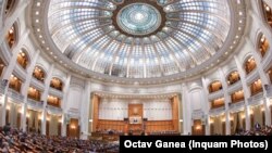 A román parlament két házának együttes ülése megszavazta azt új koalíciós kormányt. 2021. november 25.