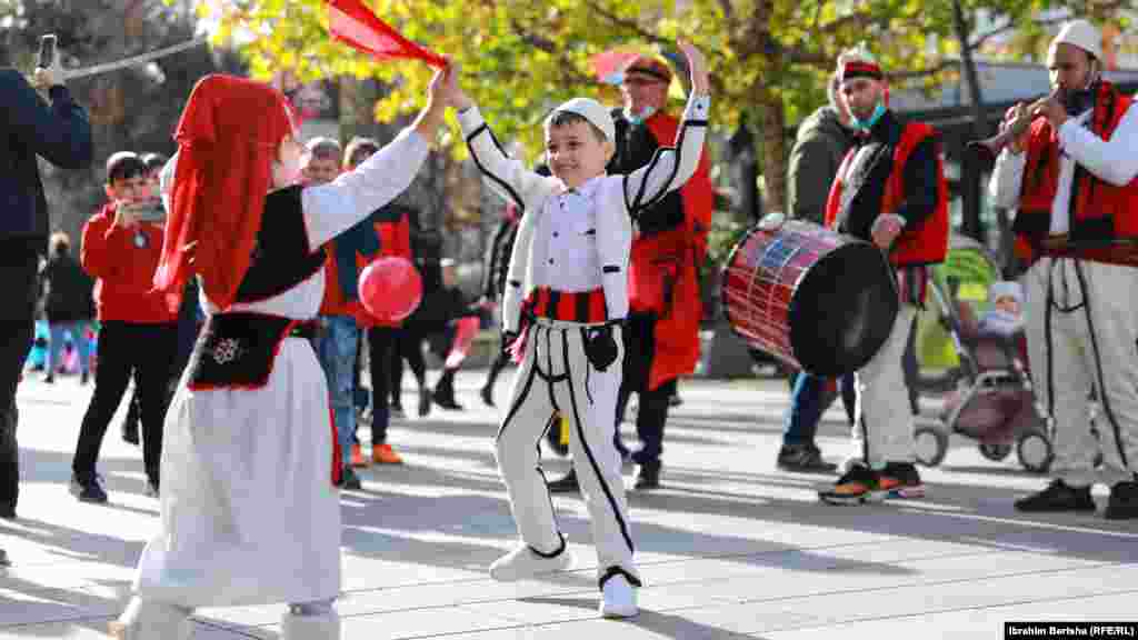 Fëmijë të veshur me veshje kombëtare vallëzojnë në sheshin &ldquo;Nënë Tereza&rdquo;. Prishtinë, 28 nëntor 2021.