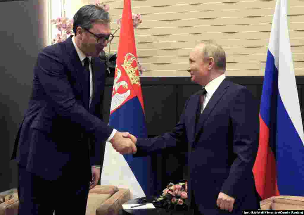 РУСИЈА / СРБИЈА - Во наредните шест месеци цената на рускиот гас за Србија нема да биде променета и ќе биде 270 долари за илјада кубни метри, рече српскиот претседател Александар Вучиќ по средбата со претседателот на Русија Владимир Путин во Сочи.
