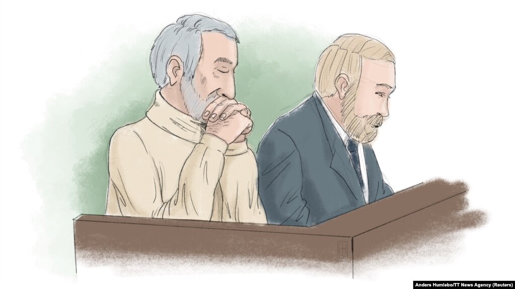 طرحی از حضور حمید نوری (چپ) در دادگاه